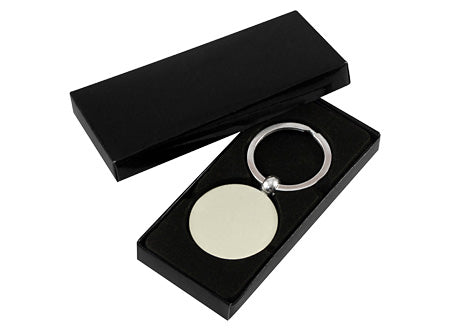 Llavero de metal con forma plana y diseño circular. Viene acompañado de un estuche negro. Set de 12 unidades