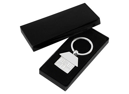 Llavero en forma de casa con un reverso de superficie lisa, presentacion estuche negro. Set de 12 unidades