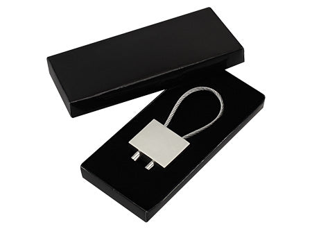 Llavero de metal diseño que imita un candado, presentado en estuche negro. Set de 12 unidades