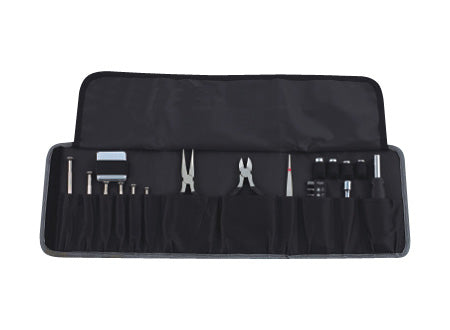 Conjunto de 26 herramientas funcionales en estuche de tela raquelada negra.