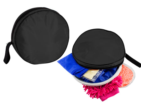 Kit de Limpieza para Vehículos en un estuche circular de tela de poliéster.