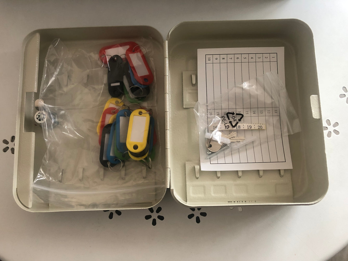 Caja metalica con cerradura para 20 llaves. 20x16x7cm
