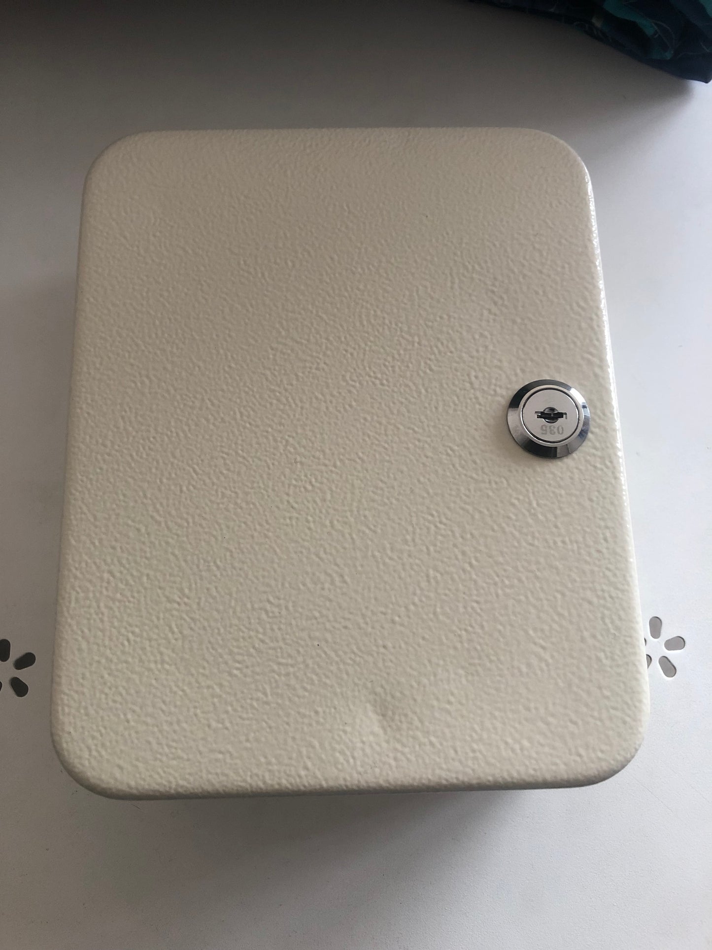 Caja metalica con cerradura para 20 llaves. 20x16x7cm