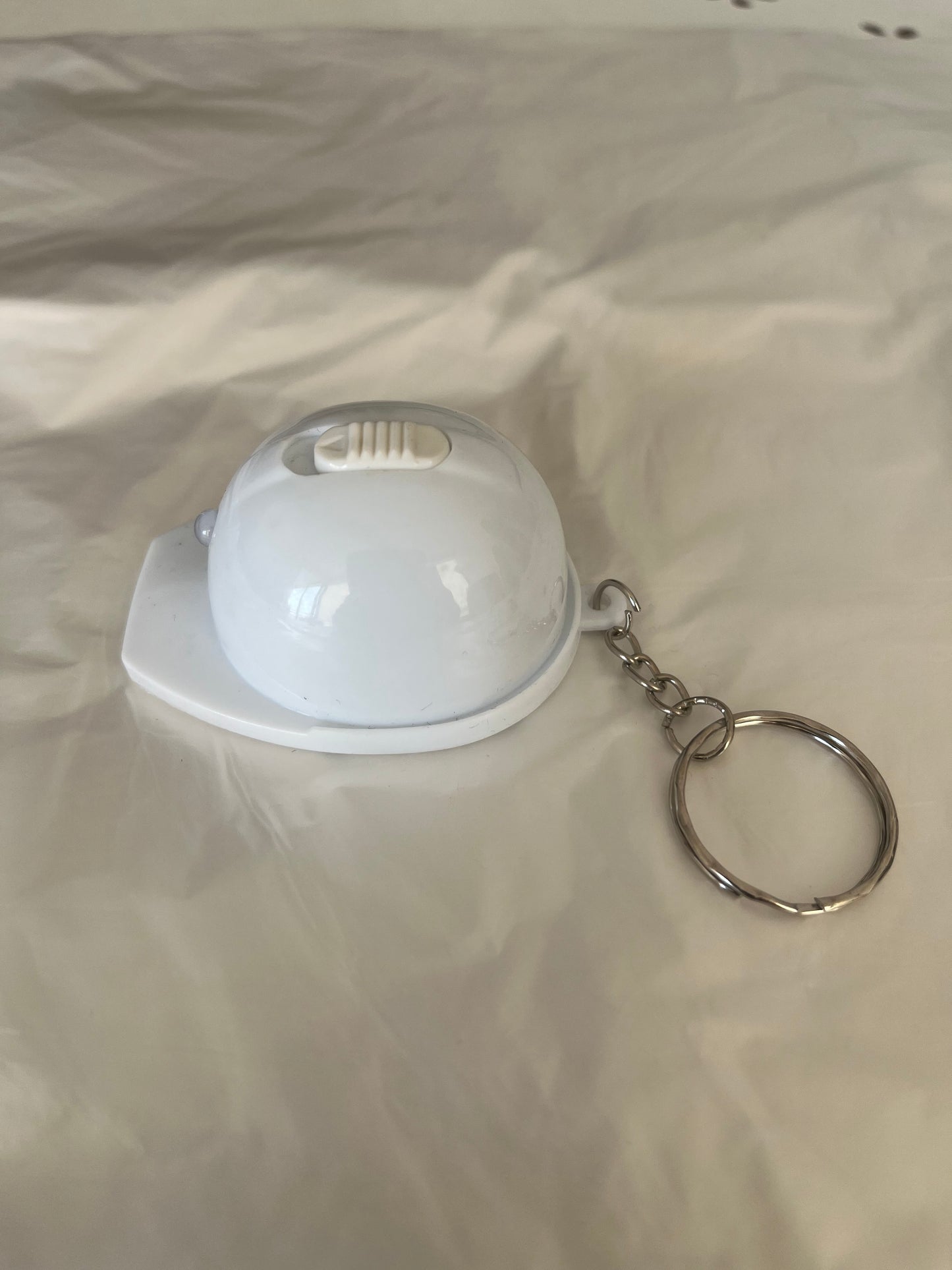 Llavero casco destapador con luz Led. Set de 50 unidades