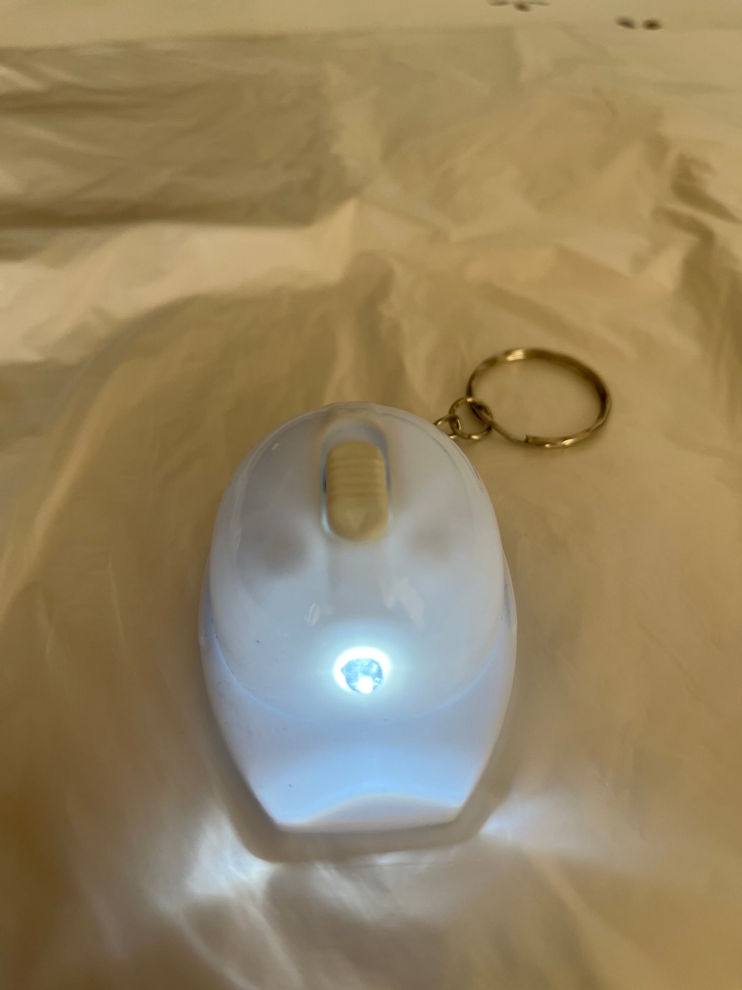 Llavero casco destapador con luz Led. Set de 50 unidades