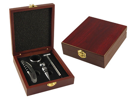 Conjunto de cuatro utensilios metalicos para vino presentado en caja de madera. Venta minima Set de 2 unidades
