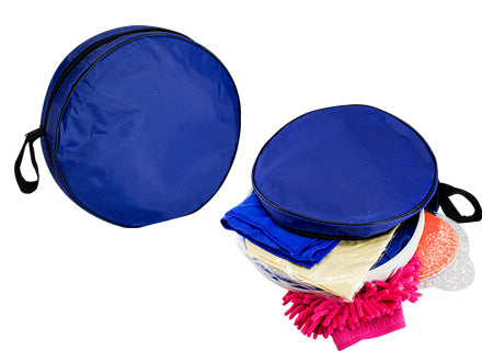 Kit de Limpieza para Vehículos en un estuche circular de tela de poliéster.