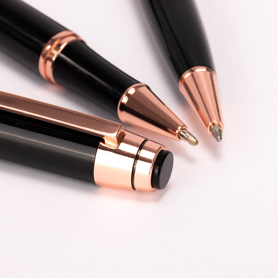 Set de Escritura "THORTON" negro con detalles encobrizados.